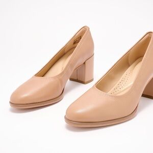 Clarks Artisan Leather Pumps Freva55 Court Praline Leather, Nude, size 9.5 W